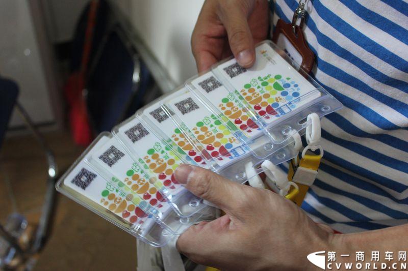 8月24日，福州康驰新巴士有限责任公司（简称康驰公司）旗下的8条“5i84”定制校车线路正式开通仪式在康驰公司齐安停车场举行。据介绍，康驰公司采购了9辆全新的宇通校车，一共开通了8条定制校车线路。图为同学们的特殊上车卡