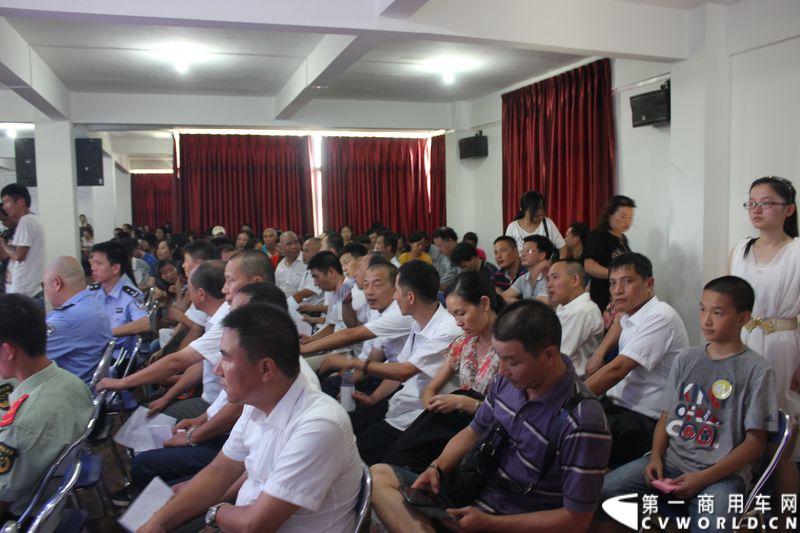 8月24日，福州康驰新巴士有限责任公司（简称康驰公司）旗下的8条“5i84”定制校车线路正式开通仪式在康驰公司齐安停车场举行。据介绍，康驰公司采购了9辆全新的宇通校车，一共开通了8条定制校车线路。图为家长见面会上的家长们