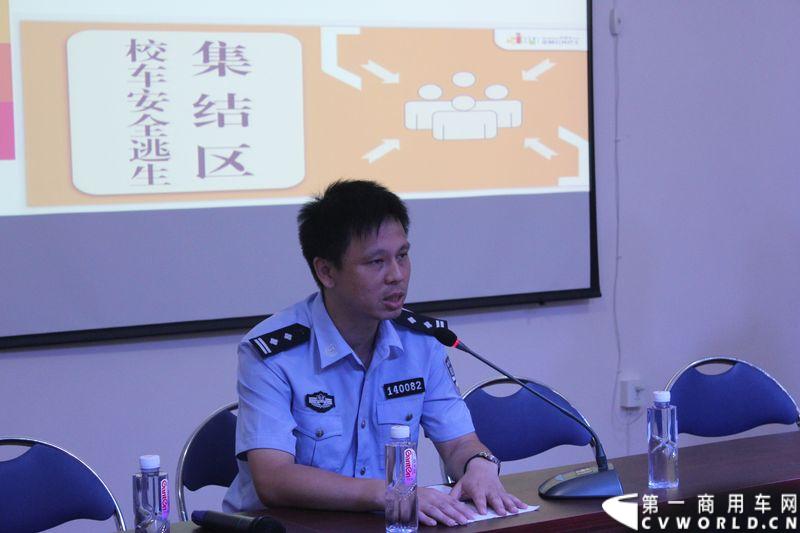 8月24日，福州康驰新巴士有限责任公司（简称康驰公司）旗下的8条“5i84”定制校车线路正式开通仪式在康驰公司齐安停车场举行。据介绍，康驰公司采购了9辆全新的宇通校车，一共开通了8条定制校车线路。图为当地交警部门的领导对车长们的安全方面进行培训