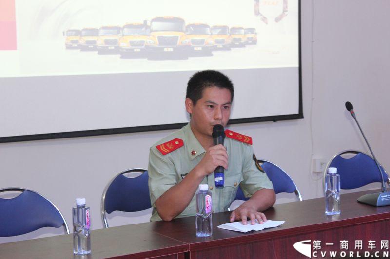 8月24日，福州康驰新巴士有限责任公司（简称康驰公司）旗下的8条“5i84”定制校车线路正式开通仪式在康驰公司齐安停车场举行。据介绍，康驰公司采购了9辆全新的宇通校车，一共开通了8条定制校车线路。图为地消防部门的领导进行逃生方面的指导