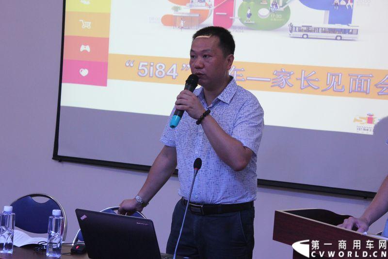 8月24日，福州康驰新巴士有限责任公司（简称康驰公司）旗下的8条“5i84”定制校车线路正式开通仪式在康驰公司齐安停车场举行。据介绍，康驰公司采购了9辆全新的宇通校车，一共开通了8条定制校车线路。图为康驰公司领导详细介绍5i84定制校车线路