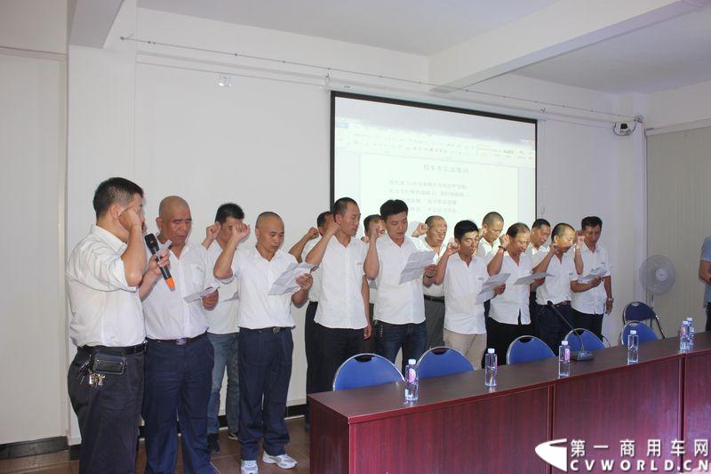 8月24日，福州康驰新巴士有限责任公司（简称康驰公司）旗下的8条“5i84”定制校车线路正式开通仪式在康驰公司齐安停车场举行。据介绍，康驰公司采购了9辆全新的宇通校车，一共开通了8条定制校车线路。图为校车车长门与家长见面并宣誓