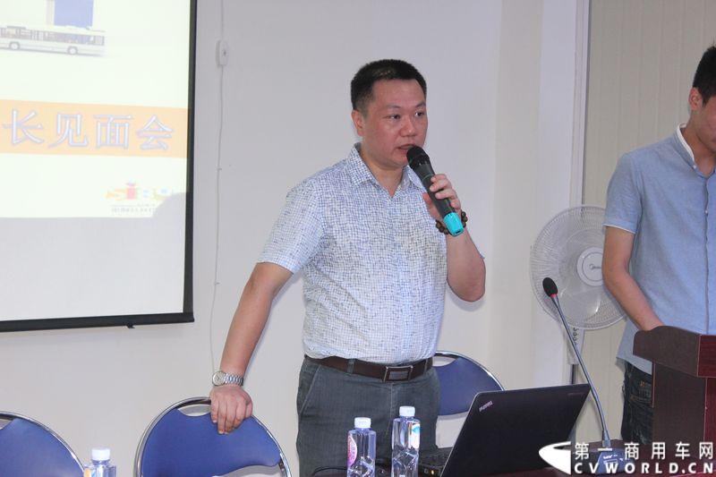 8月24日，福州康驰新巴士有限责任公司（简称康驰公司）旗下的8条“5i84”定制校车线路正式开通仪式在康驰公司齐安停车场举行。据介绍，康驰公司采购了9辆全新的宇通校车，一共开通了8条定制校车线路。图为康驰公司的相关负责人介绍关于定制校车方面家长与学生们需要注意的事项