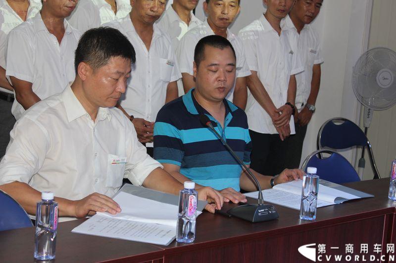 8月24日，福州康驰新巴士有限责任公司（简称康驰公司）旗下的8条“5i84”定制校车线路正式开通仪式在康驰公司齐安停车场举行。据介绍，康驰公司采购了9辆全新的宇通校车，一共开通了8条定制校车线路。图为定制校车线路与康驰公司签订安全协议