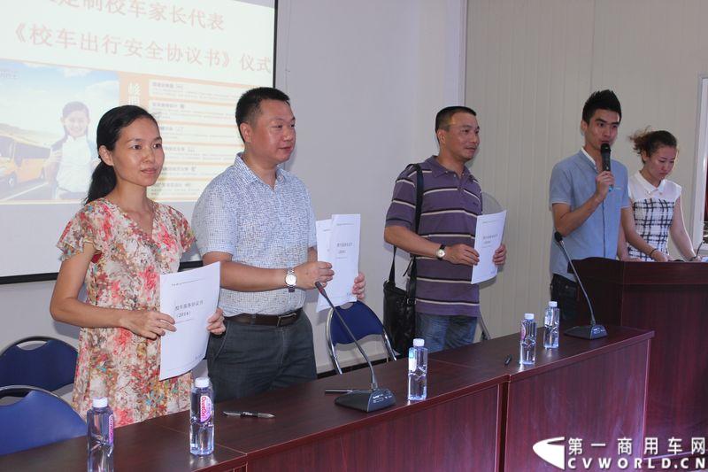 8月24日，福州康驰新巴士有限责任公司（简称康驰公司）旗下的8条“5i84”定制校车线路正式开通仪式在康驰公司齐安停车场举行。据介绍，康驰公司采购了9辆全新的宇通校车，一共开通了8条定制校车线路。图为家长们与定制校车签订安全协议