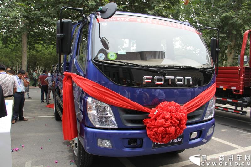 8月26日，福田汽车奥铃品牌2014年中商务会在郑州黄河迎宾馆举行，会议期间还举行了以“科技奥铃 绿动中国”为主题的福田奥铃国IV系列产品发布会，福田奥铃经销商、服务商、专用车厂近300人以及近30家新闻媒体参加了新品发布。图为福田奥铃国IV新品发布