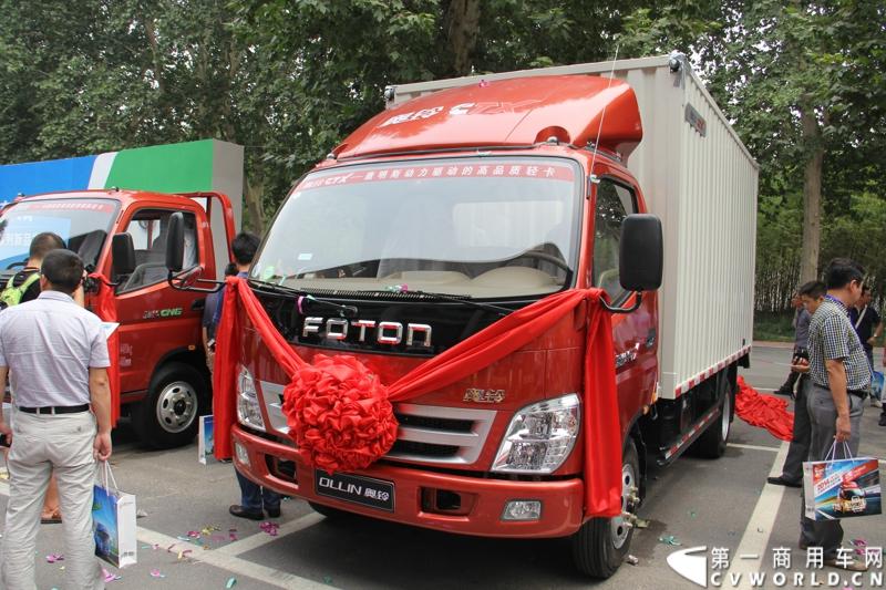 8月26日，福田汽车奥铃品牌2014年中商务会在郑州黄河迎宾馆举行，会议期间还举行了以“科技奥铃 绿动中国”为主题的福田奥铃国IV系列产品发布会，福田奥铃经销商、服务商、专用车厂近300人以及近30家新闻媒体参加了新品发布。图为福田奥铃国IV新品发布