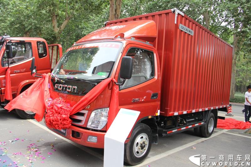 8月26日，福田汽车奥铃品牌2014年中商务会在郑州黄河迎宾馆举行，会议期间还举行了以“科技奥铃 绿动中国”为主题的福田奥铃国IV系列产品发布会，福田奥铃经销商、服务商、专用车厂近300人以及近30家新闻媒体参加了新品发布。图为福田奥铃国IV新品发布