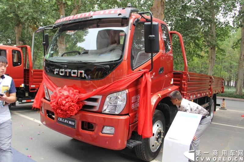 8月26日，福田汽车奥铃品牌2014年中商务会在郑州黄河迎宾馆举行，会议期间还举行了以“科技奥铃 绿动中国”为主题的福田奥铃国IV系列产品发布会，福田奥铃经销商、服务商、专用车厂近300人以及近30家新闻媒体参加了新品发布。图为福田奥铃国IV新品发布