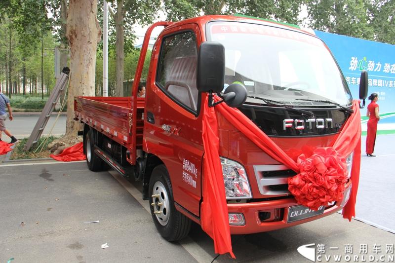 8月26日，福田汽车奥铃品牌2014年中商务会在郑州黄河迎宾馆举行，会议期间还举行了以“科技奥铃 绿动中国”为主题的福田奥铃国IV系列产品发布会，福田奥铃经销商、服务商、专用车厂近300人以及近30家新闻媒体参加了新品发布。图为福田奥铃国IV新品发布