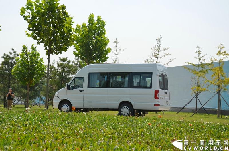 8月27日，由南京依维柯发起的“中国梦绿色行”——2014年依维柯全国环保巡展活动来到北京。据了解，本次活动分南北两条线路展开，途经16座城市，总行驶里程逾一万公里。图为依维柯Power  Daily  2014