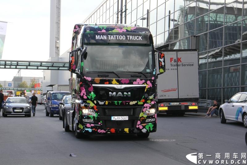 德国曼恩（MAN）已经开始进行2014汉诺威国际商用车展 (IAA) 的全球首映：在汉诺威火车总站前共揭幕了六辆 MAN Tattoo 卡车。图为MAN TATTOO TRUCK彩绘卡车