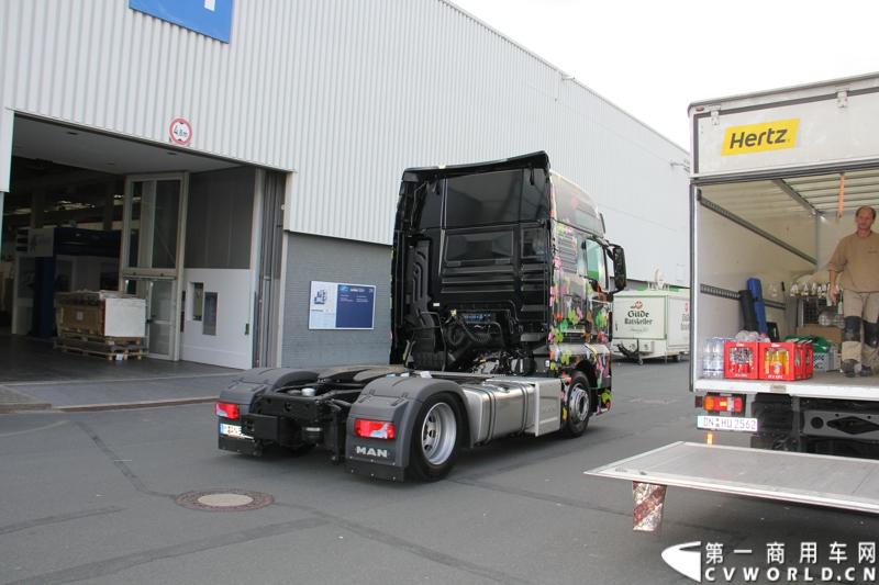 德国曼恩（MAN）已经开始进行2014汉诺威国际商用车展 (IAA) 的全球首映：在汉诺威火车总站前共揭幕了六辆 MAN Tattoo 卡车。图为MAN TATTOO TRUCK彩绘卡车