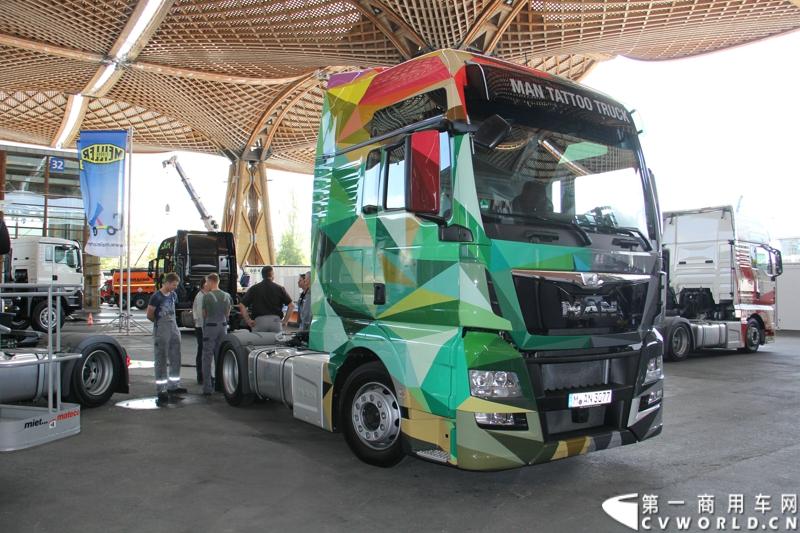 德国曼恩（MAN）已经开始进行2014汉诺威国际商用车展 (IAA) 的全球首映：在汉诺威火车总站前共揭幕了六辆 MAN Tattoo 卡车。图为MAN TATTOO TRUCK彩绘卡车