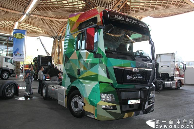 德国曼恩（MAN）已经开始进行2014汉诺威国际商用车展 (IAA) 的全球首映：在汉诺威火车总站前共揭幕了六辆 MAN Tattoo 卡车。图为MAN TATTOO TRUCK彩绘卡车