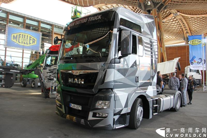德国曼恩（MAN）已经开始进行2014汉诺威国际商用车展 (IAA) 的全球首映：在汉诺威火车总站前共揭幕了六辆 MAN Tattoo 卡车。图为MAN TATTOO TRUCK彩绘卡车