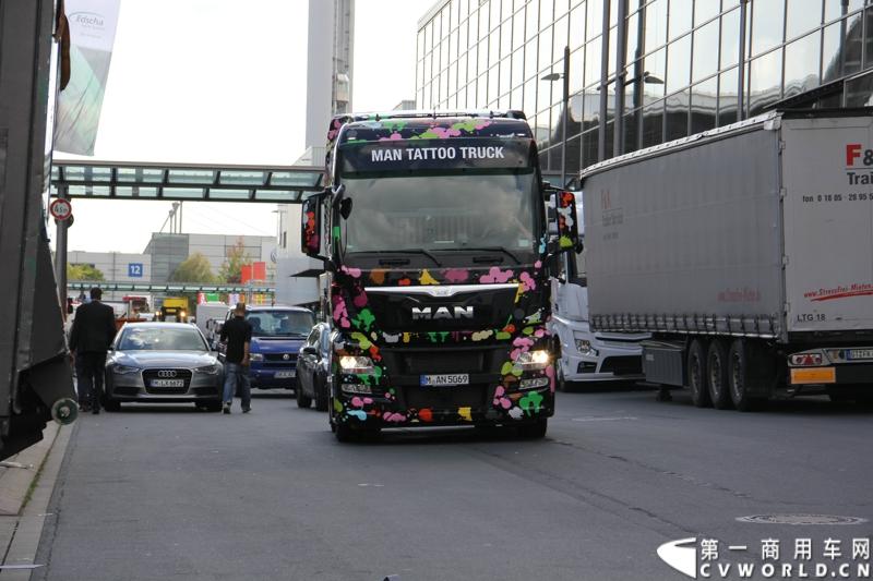 德国曼恩（MAN）已经开始进行2014汉诺威国际商用车展 (IAA) 的全球首映：在汉诺威火车总站前共揭幕了六辆 MAN Tattoo 卡车。图为MAN TATTOO TRUCK彩绘卡车