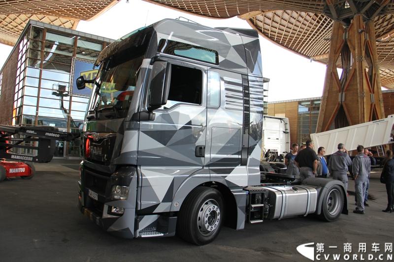 德国曼恩（MAN）已经开始进行2014汉诺威国际商用车展 (IAA) 的全球首映：在汉诺威火车总站前共揭幕了六辆 MAN Tattoo 卡车。图为MAN TATTOO TRUCK彩绘卡车