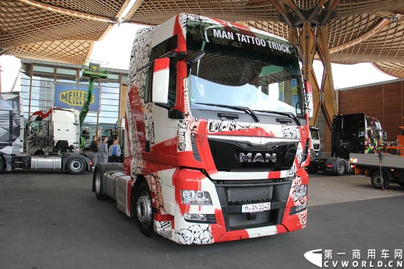 德国曼恩（MAN）已经开始进行2014汉诺威国际商用车展 (IAA) 的全球首映：在汉诺威火车总站前共揭幕了六辆 MAN Tattoo 卡车。图为MAN TATTOO TRUCK彩绘卡车