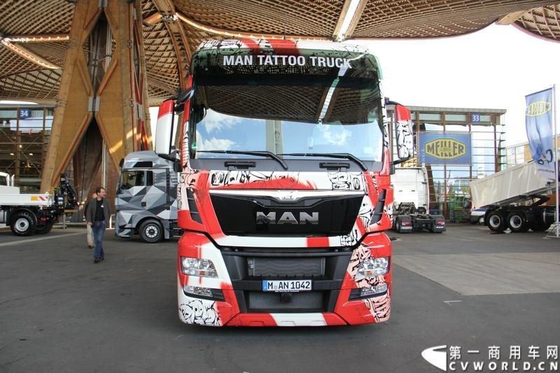 德国曼恩（MAN）已经开始进行2014汉诺威国际商用车展 (IAA) 的全球首映：在汉诺威火车总站前共揭幕了六辆 MAN Tattoo 卡车。图为MAN TATTOO TRUCK彩绘卡车