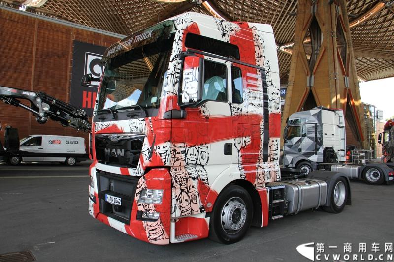 德国曼恩（MAN）已经开始进行2014汉诺威国际商用车展 (IAA) 的全球首映：在汉诺威火车总站前共揭幕了六辆 MAN Tattoo 卡车。图为MAN TATTOO TRUCK彩绘卡车