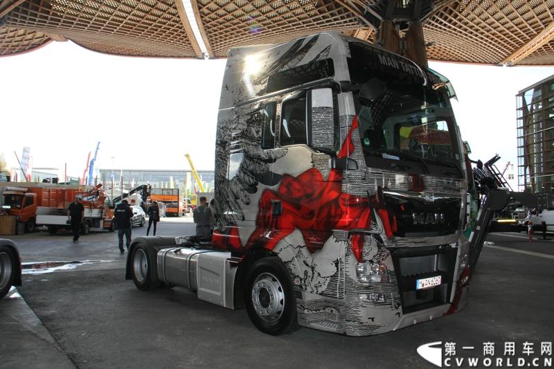 德国曼恩（MAN）已经开始进行2014汉诺威国际商用车展 (IAA) 的全球首映：在汉诺威火车总站前共揭幕了六辆 MAN Tattoo 卡车。图为MAN TATTOO TRUCK彩绘卡车