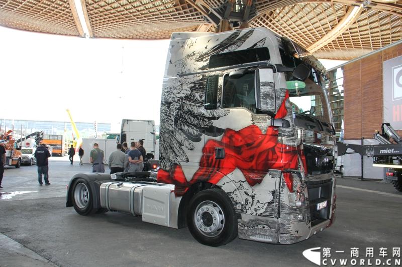 德国曼恩（MAN）已经开始进行2014汉诺威国际商用车展 (IAA) 的全球首映：在汉诺威火车总站前共揭幕了六辆 MAN Tattoo 卡车。图为MAN TATTOO TRUCK彩绘卡车