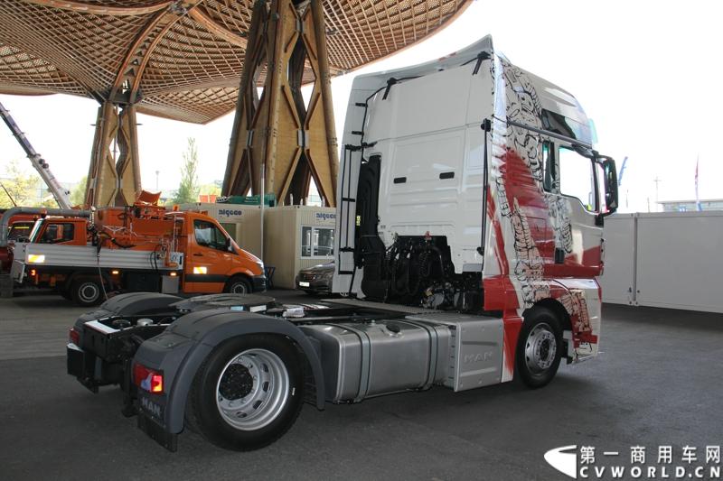 德国曼恩（MAN）已经开始进行2014汉诺威国际商用车展 (IAA) 的全球首映：在汉诺威火车总站前共揭幕了六辆 MAN Tattoo 卡车。图为MAN TATTOO TRUCK彩绘卡车