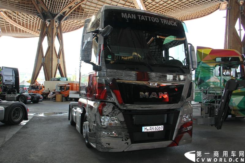 德国曼恩（MAN）已经开始进行2014汉诺威国际商用车展 (IAA) 的全球首映：在汉诺威火车总站前共揭幕了六辆 MAN Tattoo 卡车。图为MAN TATTOO TRUCK彩绘卡车