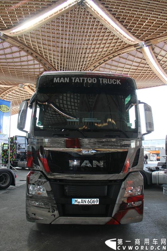 德国曼恩（MAN）已经开始进行2014汉诺威国际商用车展 (IAA) 的全球首映：在汉诺威火车总站前共揭幕了六辆 MAN Tattoo 卡车。图为MAN TATTOO TRUCK彩绘卡车