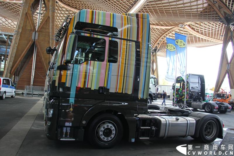 德国曼恩（MAN）已经开始进行2014汉诺威国际商用车展 (IAA) 的全球首映：在汉诺威火车总站前共揭幕了六辆 MAN Tattoo 卡车。图为MAN TATTOO TRUCK彩绘卡车