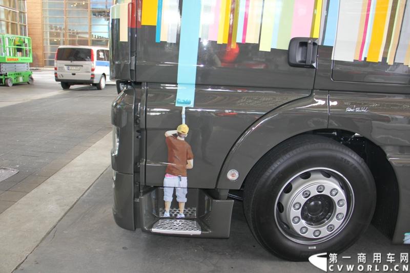 德国曼恩（MAN）已经开始进行2014汉诺威国际商用车展 (IAA) 的全球首映：在汉诺威火车总站前共揭幕了六辆 MAN Tattoo 卡车。图为MAN TATTOO TRUCK彩绘卡车