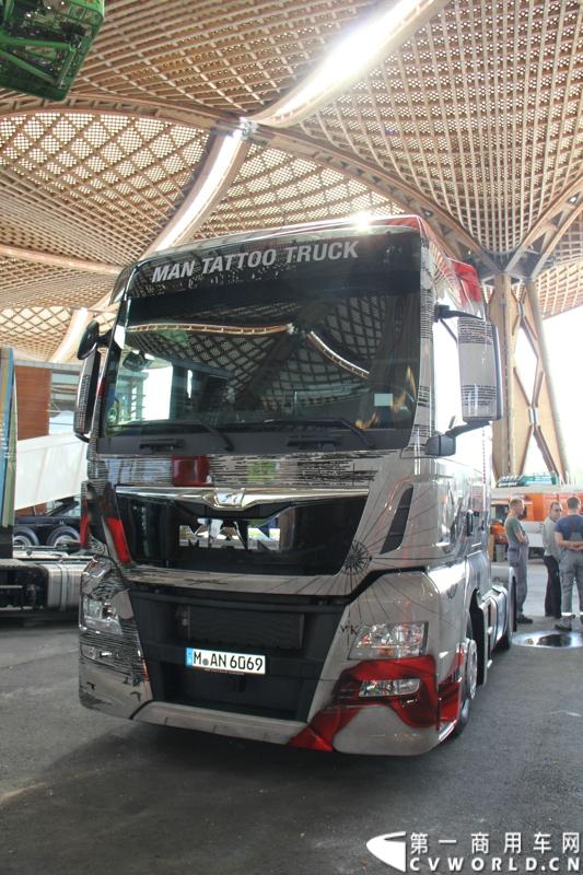 德国曼恩（MAN）已经开始进行2014汉诺威国际商用车展 (IAA) 的全球首映：在汉诺威火车总站前共揭幕了六辆 MAN Tattoo 卡车。图为MAN TATTOO TRUCK彩绘卡车