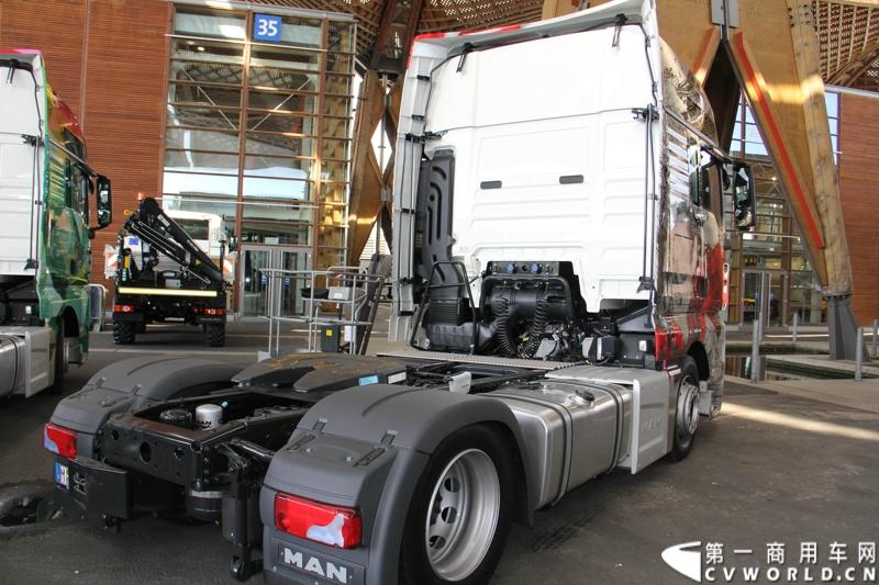 德国曼恩（MAN）已经开始进行2014汉诺威国际商用车展 (IAA) 的全球首映：在汉诺威火车总站前共揭幕了六辆 MAN Tattoo 卡车。图为MAN TATTOO TRUCK彩绘卡车