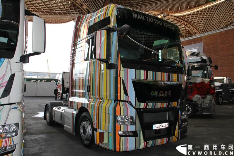 德国曼恩（MAN）已经开始进行2014汉诺威国际商用车展 (IAA) 的全球首映：在汉诺威火车总站前共揭幕了六辆 MAN Tattoo 卡车。图为MAN TATTOO TRUCK彩绘卡车