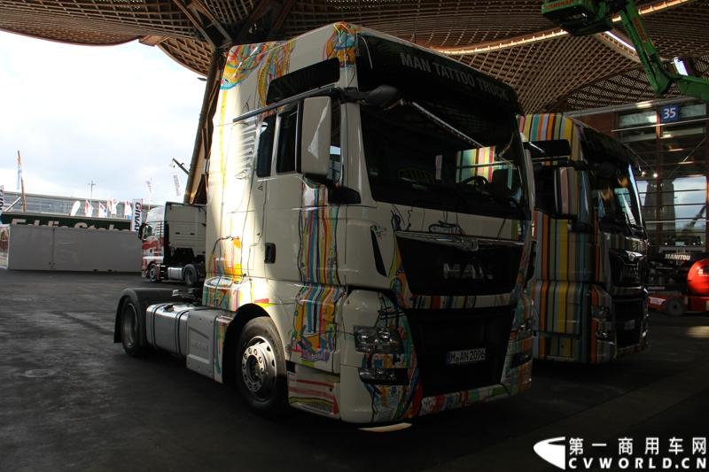 德国曼恩（MAN）已经开始进行2014汉诺威国际商用车展 (IAA) 的全球首映：在汉诺威火车总站前共揭幕了六辆 MAN Tattoo 卡车。图为MAN TATTOO TRUCK彩绘卡车