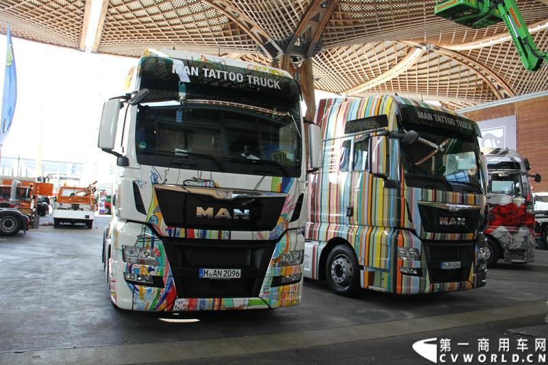 德国曼恩（MAN）已经开始进行2014汉诺威国际商用车展 (IAA) 的全球首映：在汉诺威火车总站前共揭幕了六辆 MAN Tattoo 卡车。图为MAN TATTOO TRUCK彩绘卡车