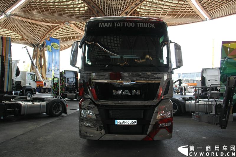 德国曼恩（MAN）已经开始进行2014汉诺威国际商用车展 (IAA) 的全球首映：在汉诺威火车总站前共揭幕了六辆 MAN Tattoo 卡车。图为MAN TATTOO TRUCK彩绘卡车
