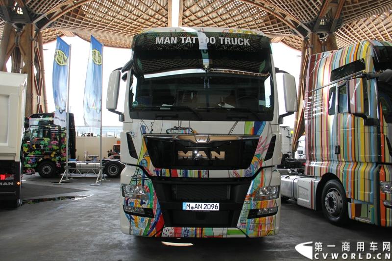 德国曼恩（MAN）已经开始进行2014汉诺威国际商用车展 (IAA) 的全球首映：在汉诺威火车总站前共揭幕了六辆 MAN Tattoo 卡车。图为MAN TATTOO TRUCK彩绘卡车