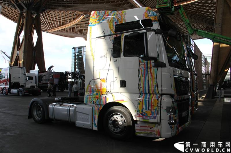 德国曼恩（MAN）已经开始进行2014汉诺威国际商用车展 (IAA) 的全球首映：在汉诺威火车总站前共揭幕了六辆 MAN Tattoo 卡车。图为MAN TATTOO TRUCK彩绘卡车