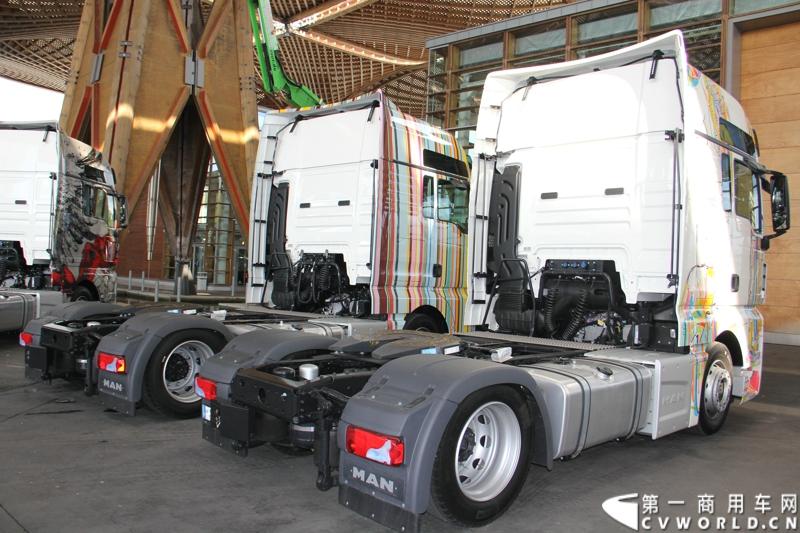 德国曼恩（MAN）已经开始进行2014汉诺威国际商用车展 (IAA) 的全球首映：在汉诺威火车总站前共揭幕了六辆 MAN Tattoo 卡车。图为MAN TATTOO TRUCK彩绘卡车