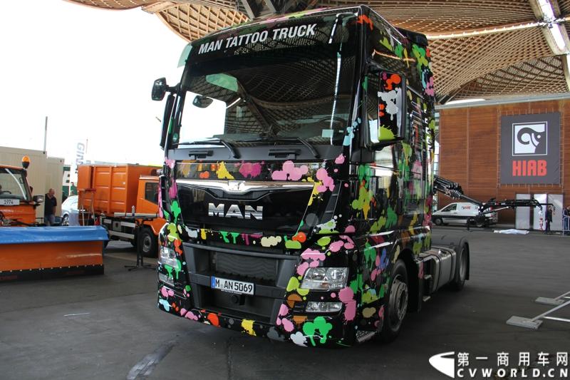 德国曼恩（MAN）已经开始进行2014汉诺威国际商用车展 (IAA) 的全球首映：在汉诺威火车总站前共揭幕了六辆 MAN Tattoo 卡车。图为MAN TATTOO TRUCK彩绘卡车