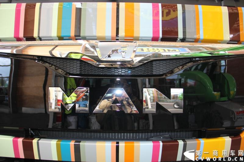 德国曼恩（MAN）已经开始进行2014汉诺威国际商用车展 (IAA) 的全球首映：在汉诺威火车总站前共揭幕了六辆 MAN Tattoo 卡车。图为MAN TATTOO TRUCK彩绘卡车