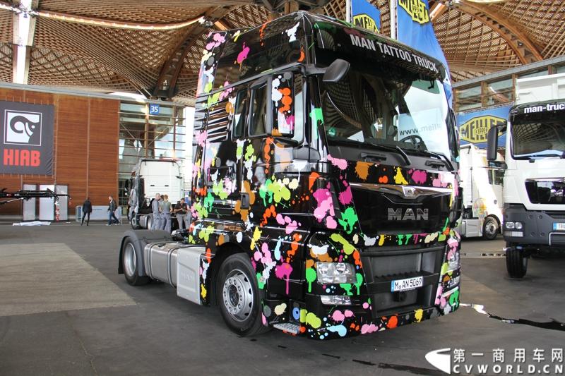 德国曼恩（MAN）已经开始进行2014汉诺威国际商用车展 (IAA) 的全球首映：在汉诺威火车总站前共揭幕了六辆 MAN Tattoo 卡车。图为MAN TATTOO TRUCK彩绘卡车