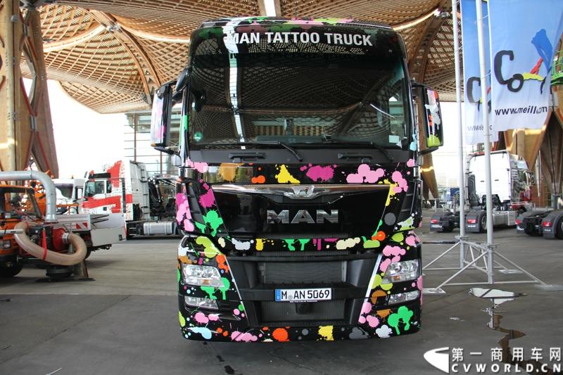 德国曼恩（MAN）已经开始进行2014汉诺威国际商用车展 (IAA) 的全球首映：在汉诺威火车总站前共揭幕了六辆 MAN Tattoo 卡车。图为MAN TATTOO TRUCK彩绘卡车