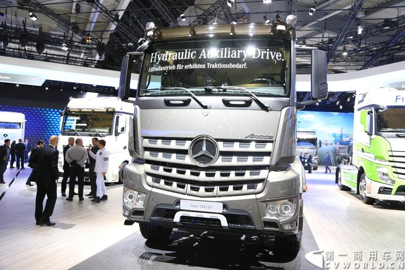2014汉诺威之最强阵容奔驰卡车篇。图为AROCS 1843 LS