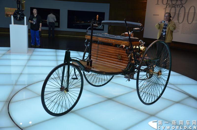 奔驰博物馆：1886年，卡尔·奔驰获得了柏林皇家专利局的汽车专利，世界上首辆汽车就此诞生。不过由于转向系统并不完善，所以该车选择了三个轮子。