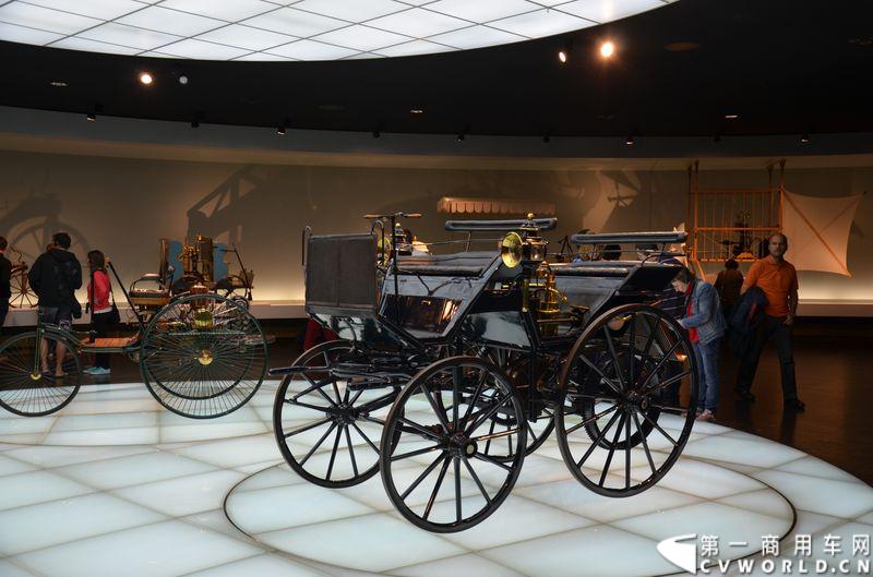 奔驰博物馆：1886年，戴姆勒也是世界第一辆四轮运输汽车诞生。 
