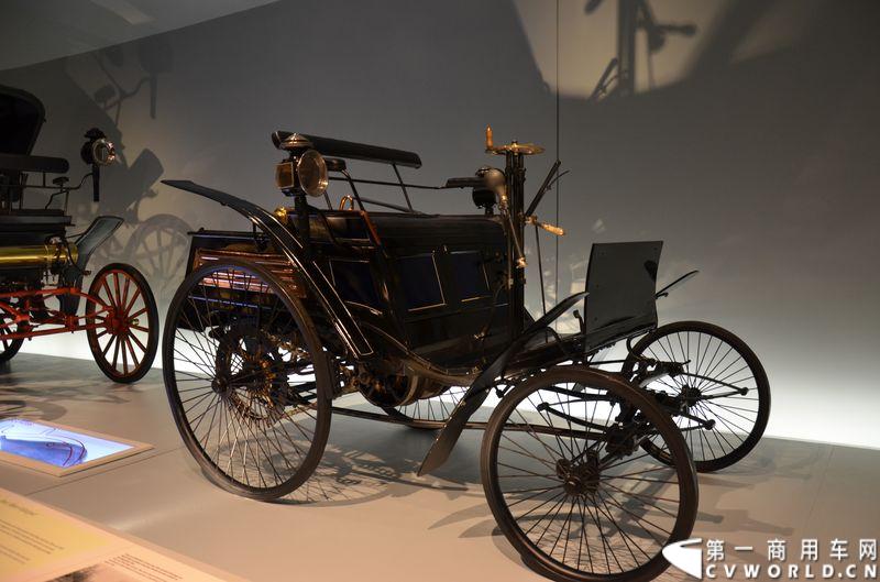 奔驰博物馆：奔驰velo是第一款实现批量生产的汽车。在1894年至1901年间，该车实现了1200辆的销量。