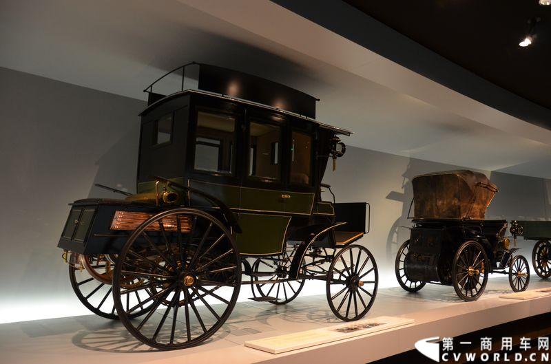 奔驰博物馆：1895年，最早的两辆电动公交车投入运营，用于服务当地的公共运输。
